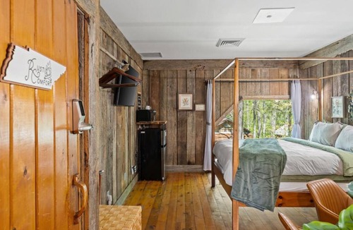 Townsend Hotel | Rustic Comfort - Four-Poster Bed Suite With Mountain Views And Fireplace