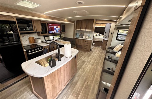 River Ranch House | RV in River Ranch, fully equipped, WiFi, Fire pit, outdoor games