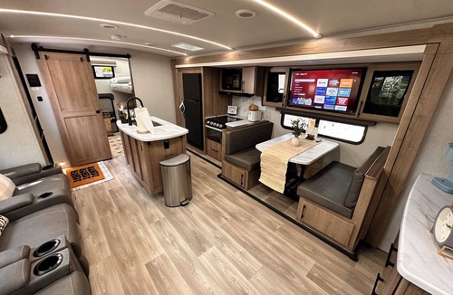 River Ranch House | RV in River Ranch, fully equipped, WiFi, Fire pit, outdoor games
