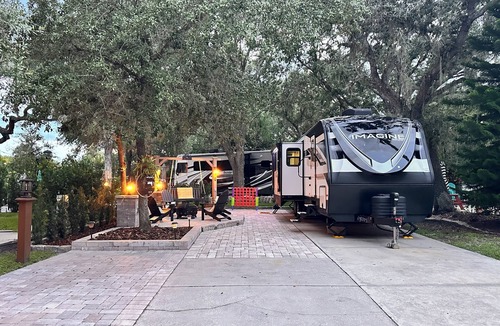 River Ranch House | RV in River Ranch, fully equipped, WiFi, Fire pit, outdoor games
