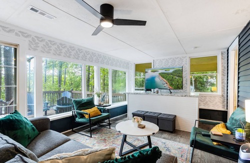 Townville House | Sailgate Escape/Waterfront Home w/Covered Dock & Big Views