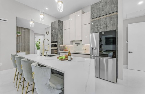 Trafalgar House | Saltwater Pool, Game Room & Canal-View Escape - Gold Coast Getaway - Roelens