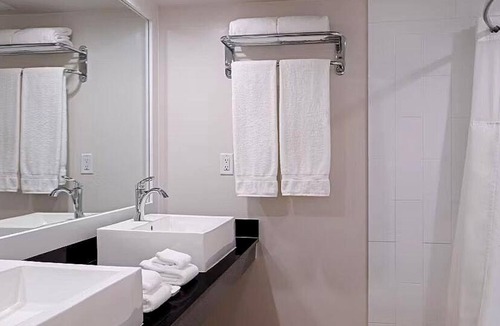 Port Saint Lucie Hotel | Sandpiper Bay King Room Breakfast, Pool & Gym