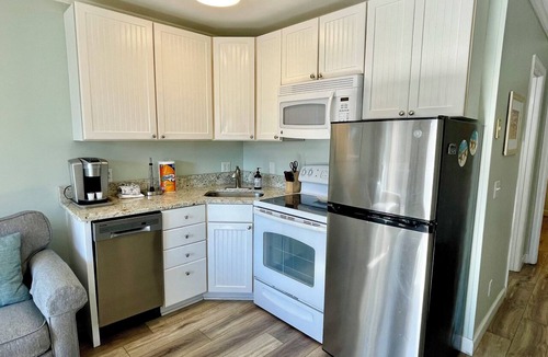 Hilton Head Island Condo | Sandy Feet Retreat-New Shower-Bikes Incl-Oceanview