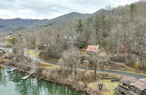 Robbinsville House | Santeetlah Lake Retreat w/Dock: Walk to Water!