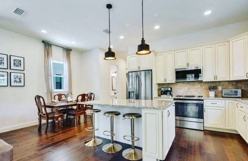 Gillespie Park House | Sarasota Pet Friendly Vaca Home | Balcony + Garage