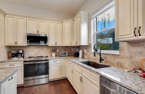 Gillespie Park House | Sarasota Pet Friendly Vaca Home | Balcony + Garage
