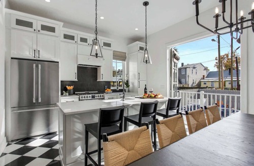 Savannah Victorian District House | Savannah 5BR Retreat | Hot Tub | Near Forsyth
