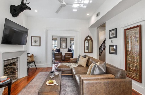 Savannah Victorian District House | Savannah 5BR Retreat Hot Tub Near Forsyth