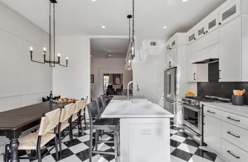 Savannah Victorian District House | Savannah 5BR Retreat Hot Tub Near Forsyth