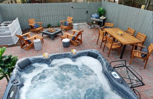 Savannah Victorian District House | Savannah 5BR Retreat Hot Tub Near Forsyth