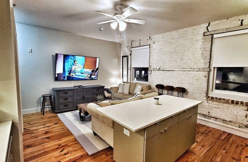 Historic District - North Condo | SAVANNAH CHIC! Prime 2BR Loft Broughton Street, City Market & Plant Riverside