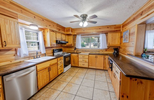 Garden City House | Savannah Getaway with Private Pool, Porch & Deck