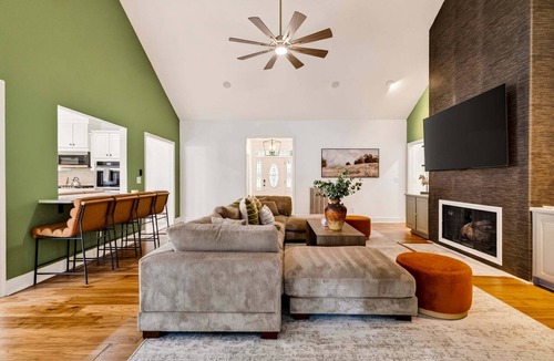 Savannah House | Savannah Luxury: Pool, Pickleball, Golf Simulator, Mini Golf, Karaoke and Game Room