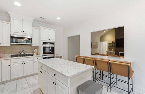 Savannah House | Savannah Luxury: Pool, Pickleball, Golf Simulator, Mini Golf, Karaoke and Game Room