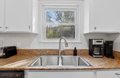 Whitemarsh Island House | Savannah Oasis | Hot Tub + Pickleball + Putt Putt