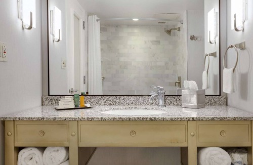 Historic Downtown Savannah Hotel | Savannah Stay | Rooftop Pool View + Dining