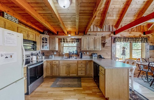New Tazewell Cabin | Scenic Norris Lakefront Cabin Escape・Games・Hot Tub
