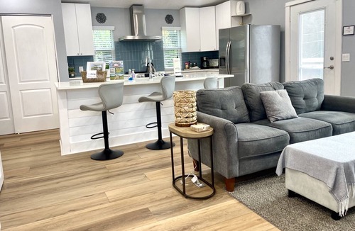 Allendale Terrace Apartment | Sea Glass Cottage - Charming Apartment Minutes to Downtown St Pete