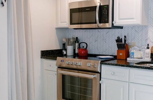 Night Heron House | Sea Pines hut, 5-min walk to beach, dog friendly!