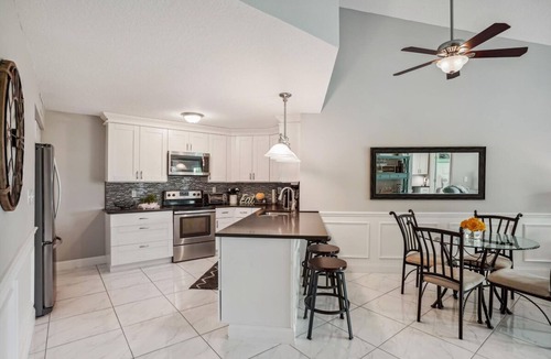 Isla del Sol Condo | Seaside condo with pool, hot tub, close to beaches, WiFi, AC, washer/dryer