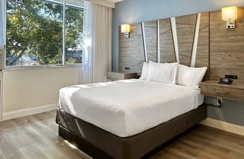 Pinellas Point Hotel | Seaside Retreat Near St Petersburg | Pet-friendly, Onsite Pool & Private Beach!