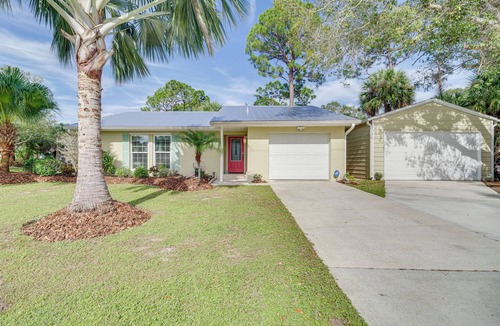 Sebastian Highlands Cottage | Sebastian Home w/Screened Lanai: 8 Mi to Beach!