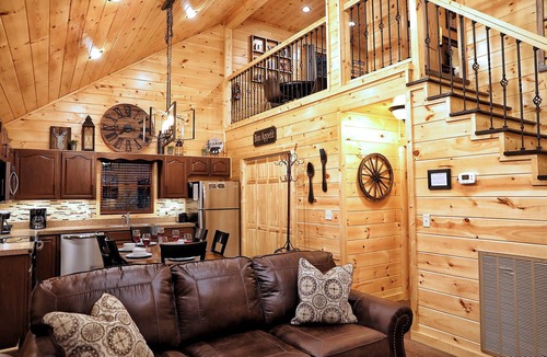 Gatlinburg Cabin | Secluded 2BR Charming Family Cabin w/Hot Tub + Game Rm/Gorgeous Mountain Views