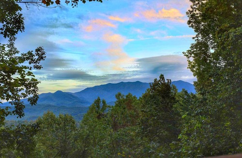 Gatlinburg Cabin | Secluded 2BR Charming Family Cabin w/Hot Tub + Game Rm/Gorgeous Mountain Views