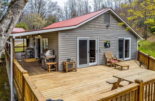 Glenville Cabin | Secluded lakeside cottage on 1.25 acres with wraparound deck, firepit & AC