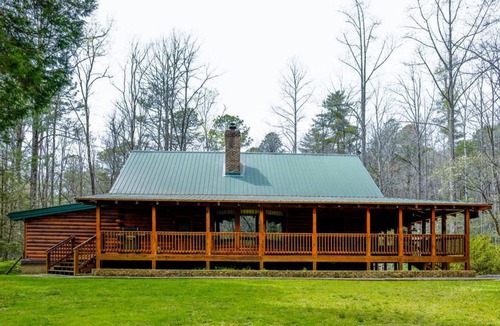 Brevard House | Secluded Lodge with Hot Tub! Outdoor enthusiast's dream!
