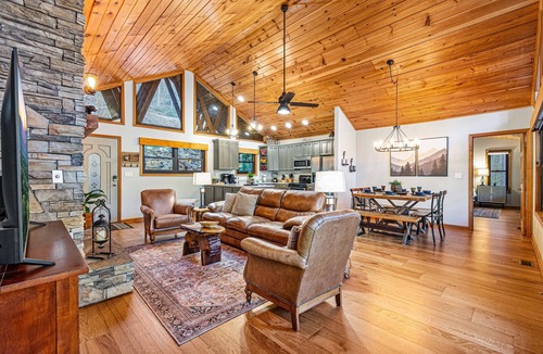 Sevierville House | Secluded onRiver, 4 K Suites Fishin Firepit Hottub