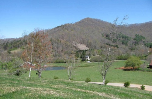 Cullowhee Cabin | Secluded Pet-Friendly Log Cabin near Asheville, North Carolina