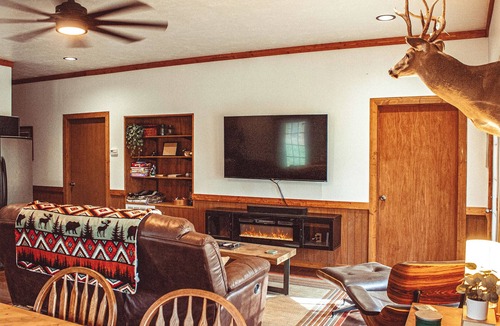 Piggott Cabin | Secluded Shop-House Retreat - Walk to Heritage Park!