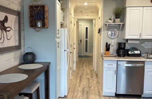 Folly Field Villa | Second Floor Ocean View- Steps from the Beach! 1 Bedroom villa in a gated Resort