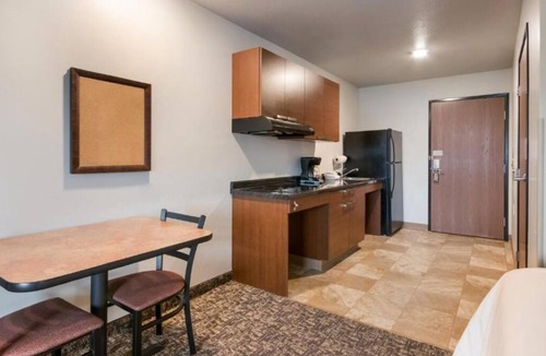Lithia Springs Hotel | Separate Rooms w/Kitchens – Pet-Friendly Stay Near I-20 Atlanta
