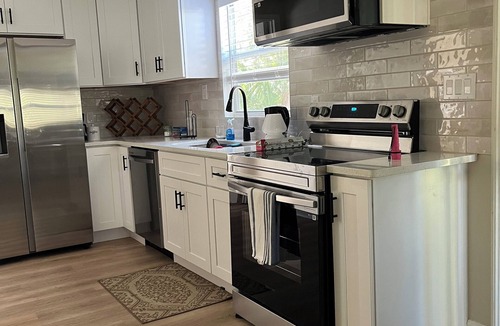Glencoe House | Serene 2-bedroom home on 1/2 acre fenced lot in New Smyrna Beach with WiFi
