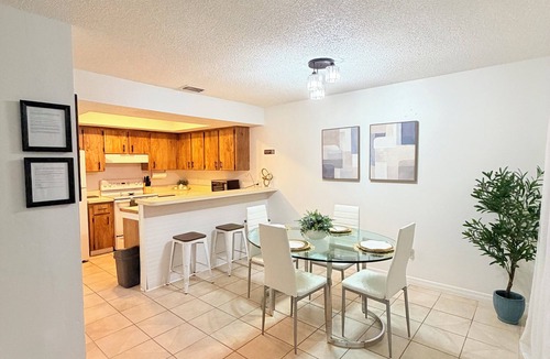 Bloomingdale Apartment | Serene 2-bedroom apartment with AC in charming Brandon