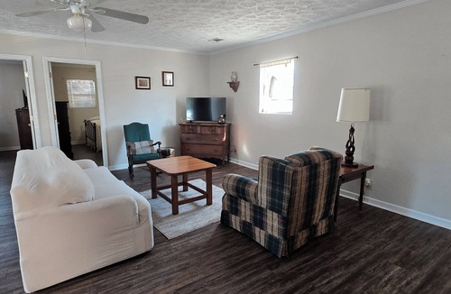 Eastman House | Serene 2-bedroom house with AC in charming Eastman