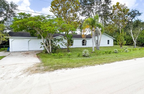 Vero Lake Estates House | Serene & Clean family home in Vero Beach - 10 minutes from Beach!