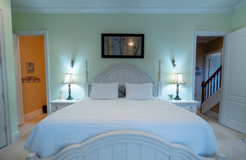 Glenville Villa | SERENITY BY THE LAKE VILLA