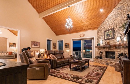Glenville Villa | SERENITY BY THE LAKE VILLA