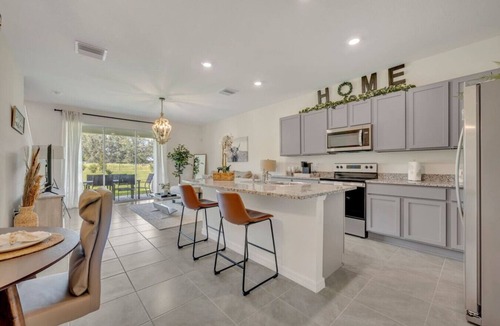 Knights Community Club Apartment | Serenity Townhouse|Pool, Gym, Hiking & Parks