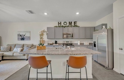 Knights Community Club Apartment | Serenity Townhouse|Pool, Gym, Hiking & Parks