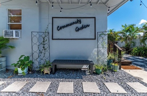 St. Petersburg - Clearwater Apartment | Shared Deck Pet Friendly Garden Courtyard