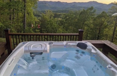 Qualla Cabin | Shooting Star Ridge: A cozy 2-bedroom cabin in Whittier, NC