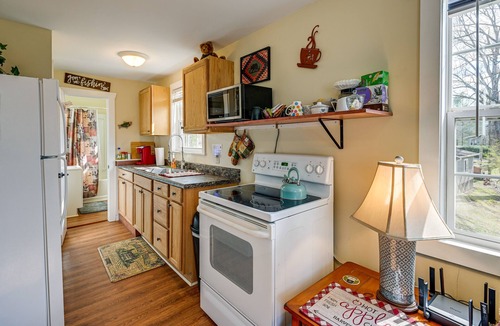 Qualla Cabin | Ski & hike/Shared Hot tub: Cozy Whittier Retreat!
