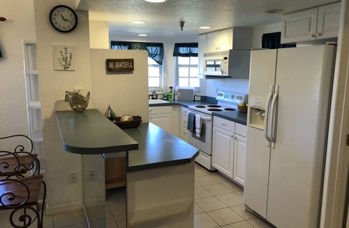 Lutz Condo | Sky View Mirrors King Bed - The Fountains