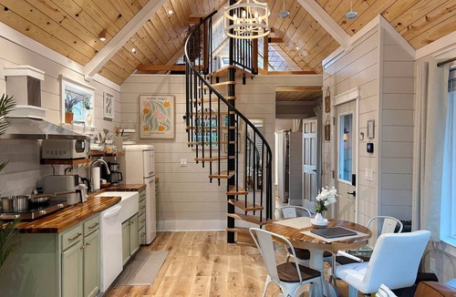 Columbia House | Skylight Spa Cottage - USC, Fort J, Stadium
