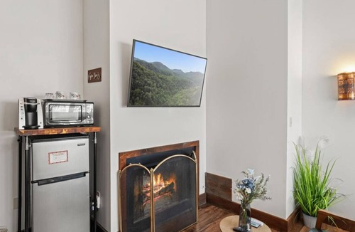 Townsend Hotel | Skyward Haven - Bright Sky-Filled Suite With Walk-In Shower And Breakfast